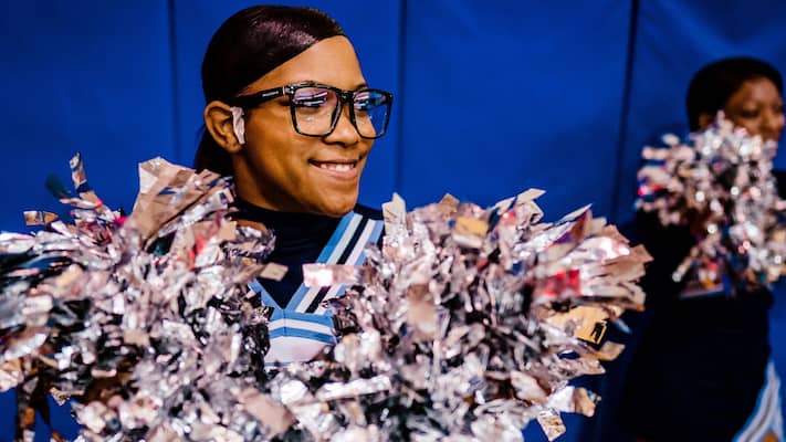 Can Cheerleaders Wear Glasses