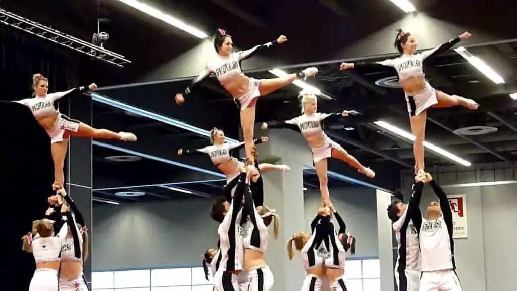 Who Are Flyers In Cheerleading?