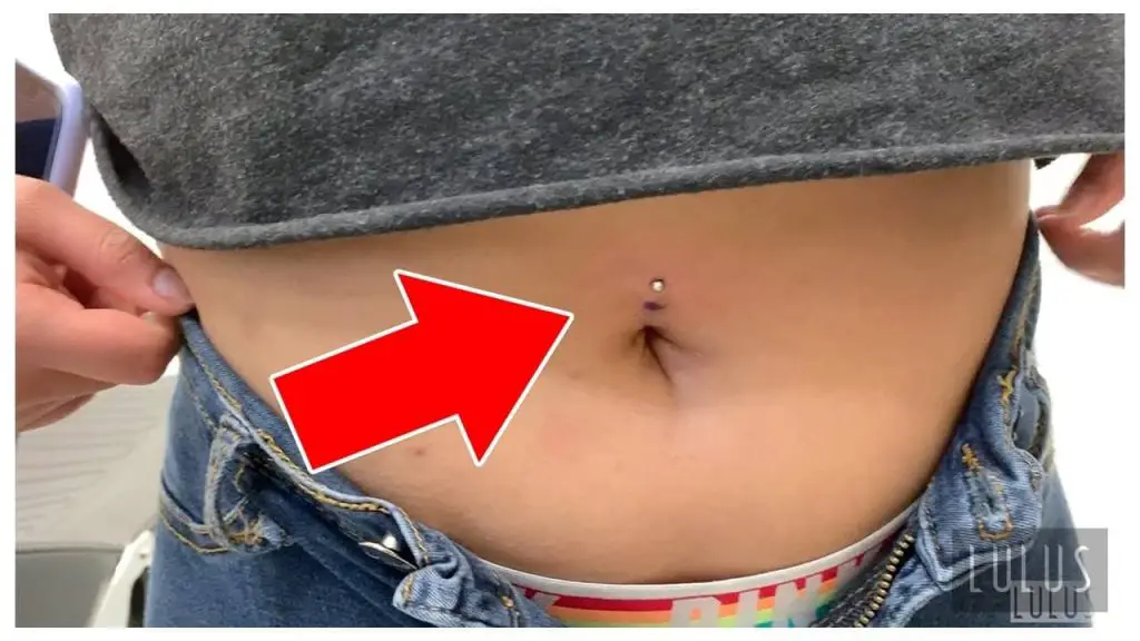 can cheerleaders have belly button piercings